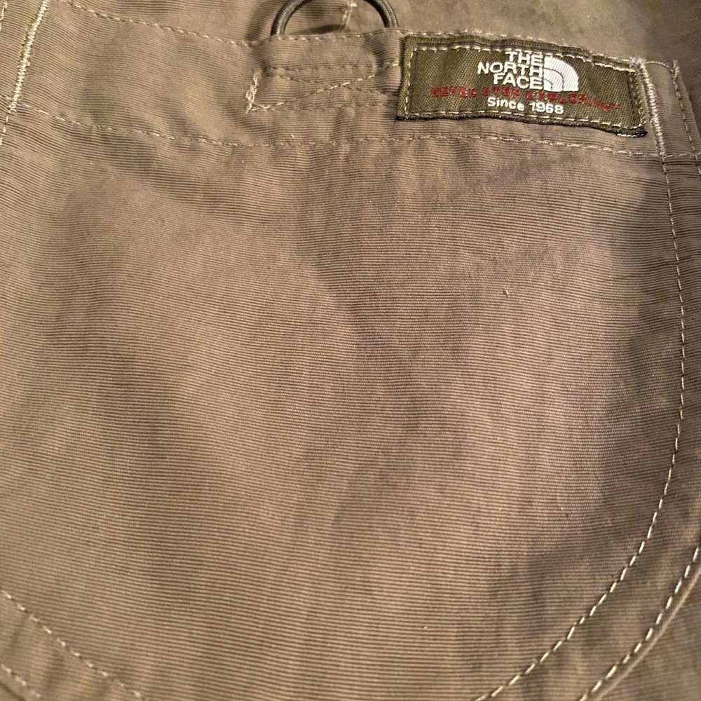 North Face Women’s Khaki Green Shorts, Size 6 - Picture 8 of 8